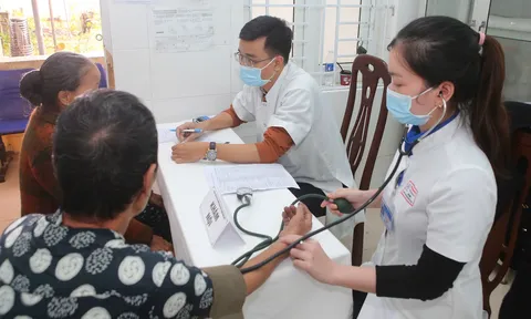 Khám bệnh, cấp thuốc miễn phí cho hơn 1.000 người dân ở Huế