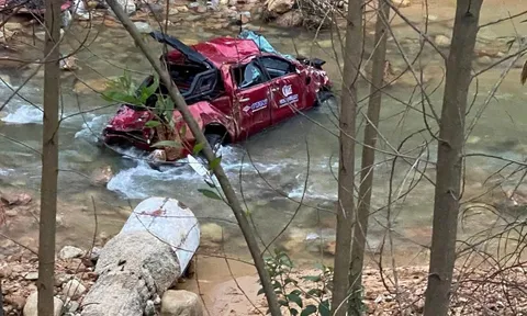 Va chạm trên cao tốc La Sơn - Túy Loan, ô tô bán tải chở 4 người rơi xuống suối