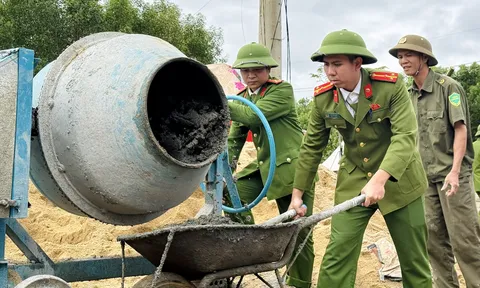 Công an thành phố Huế về đích thần tốc trong Chiến dịch Quang Trung  dựng nhà cho dân vùng lũ