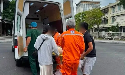 Nhân viên Điện lực Nam Sông Hương kịp thời hỗ trợ hai du khách gặp nạn giao thông