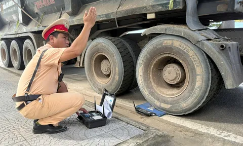 Công an thành phố Huế ra quân xử lý phương tiện chở hàng quá khổ, quá tải