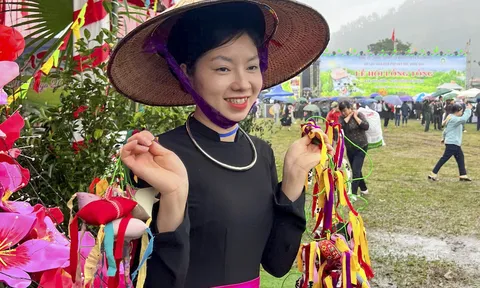 Sắc xuân trên ruộng hội Lồng Tồng