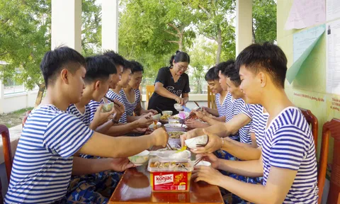 Ấm tình quân dân từ những bữa cơm quê