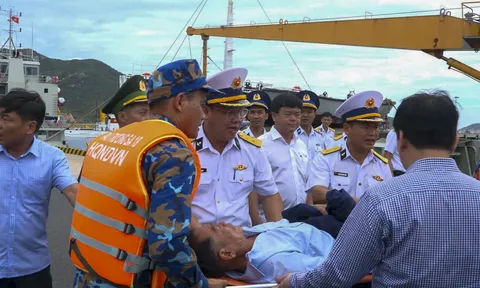 Vùng 4 Hải quân bàn giao 32 ngư dân gặp nạn trên biển cho địa phương
