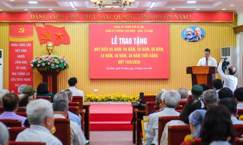 Phường Văn Miếu - Quốc Tử Giám trao tặng Huy hiệu Đảng cho 118 đảng viên