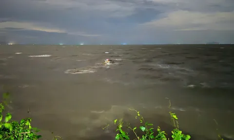 An Giang: Quân, dân Đặc khu Kiên Hải cứu hộ sà lan gặp nạn trên biển