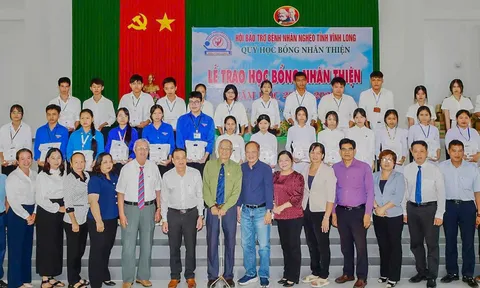 Vĩnh long: Trao tặng 320 suất học bổng cho học sinh tại 34 trường THPT