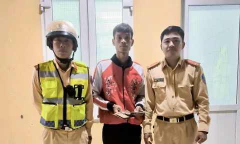 CSGT Huế kịp thời trả lại tài sản cho người đánh rơi