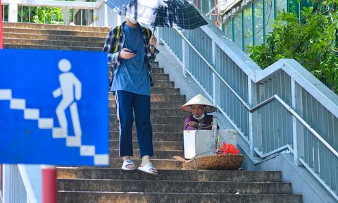 Miền Bắc nắng nóng trên 38°C, chiều tối nguy cơ dông lốc