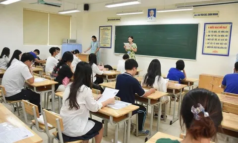Thí sinh Hà Nội hồi hộp làm thủ tục thi lớp 10, sẵn sàng bước vào kỳ thi lớn