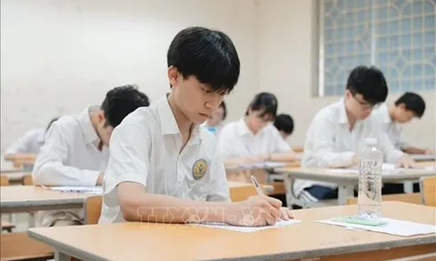 Môn Văn lớp 10 Hà Nội: Một thí sinh mang điện thoại vào phòng thi