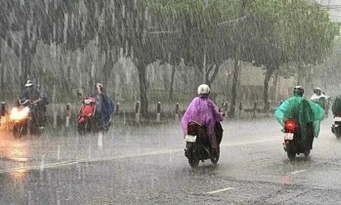 Áp thấp nhiệt đới rời Biển Đông, miền Bắc vẫn hứng mưa lớn