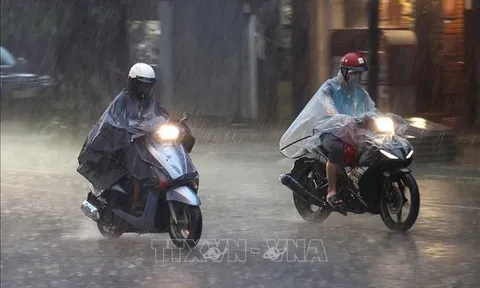 Nắng nóng kéo dài đến hết ngày, tối nay miền Bắc mưa dông trở lại