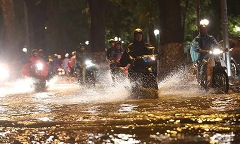 Người dân Hà Nội đề phòng dông mạnh, mưa lớn trong những ngày tới