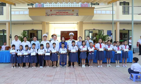 Hải đoàn 129 Hải quân thăm, tặng quà học sinh nghèo vượt khó tại tỉnh Đồng Tháp