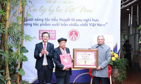 Tiến sỹ Nguyễn Thiện Luân nhận kỷ lục về số lượng tiểu thuyết viết sau nghỉ hưu nhiều nhất Việt Nam