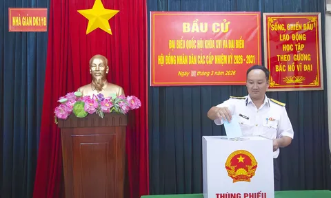 Vượt sóng, hoàn thành bầu cử sớm trên biển