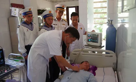 Trung tâm y tế Trường Sa tiếp nhận, điều trị ngư dân bị viêm loét dạ dày hành tá tràng
