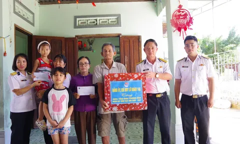 Lữ đoàn 146 tặng quà, tiếp sức con ngư dân trước thềm năm học mới