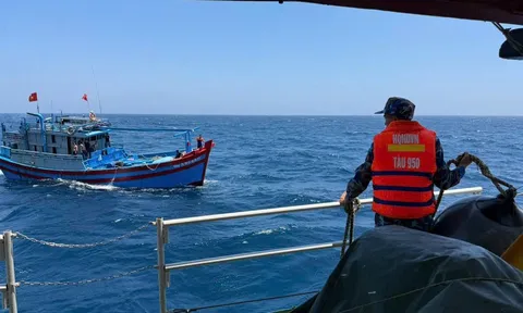 Tàu 950, Vùng 4 Hải quân cứu kéo tàu cá cùng 13 ngư dân gặp nạn trên biển