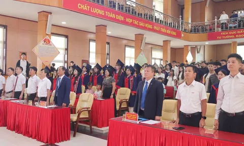 Trường Đại học Sao Đỏ trao bằng cho 136 tân cử nhân, mở rộng hợp tác doanh nghiệp ngay trong lễ bế giảng