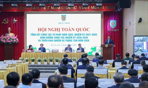 Ưu tiên nguồn lực, chuyển từ 'quản lý bằng pháp luật' sang 'kiến tạo thể chế phát triển'