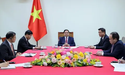 Thủ tướng Phạm Minh Chính điện đàm với Thủ tướng Singapore Lawrence Wong