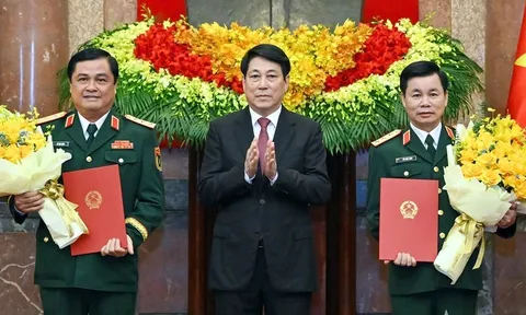 Chủ tịch nước trao Quyết định thăng quân hàm Thượng tướng đối với hai sĩ quan quân đội