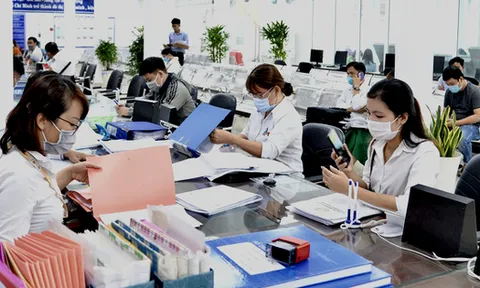 Đang là chuyên viên chính, có được chuyển ngạch sang làm giáo viên THPT không?