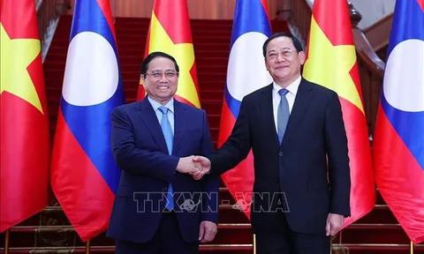 Thủ tướng Phạm Minh Chính gặp Thủ tướng Lào Sonexay Siphandone