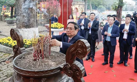 Thủ tướng Phạm Minh Chính dâng hương tại Hoàng thành Thăng Long