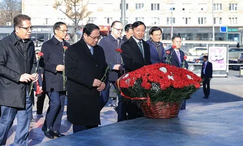 Thủ tướng Phạm Minh Chính dâng hoa tại Tượng đài Chủ tịch Hồ Chí Minh ở Moscow