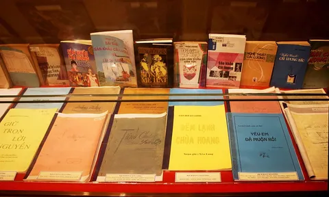 Phê phán khuynh hướng sáng tác lệch lạc làm phương hại nền văn học, nghệ thuật cách mạng