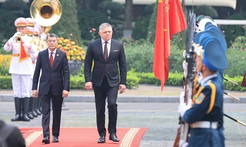 Thủ tướng Lê Minh Hưng chủ trì lễ đón Thủ tướng Slovakia thăm chính thức Việt Nam