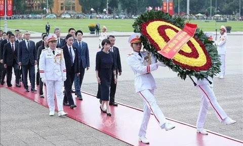 Thủ tướng Nhật Bản Takaichi Sanae vào Lăng viếng Chủ tịch Hồ Chí Minh