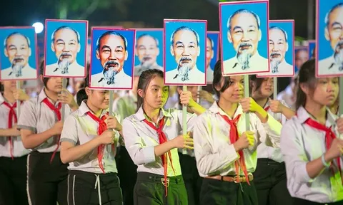 Ánh sáng Hồ Chí Minh soi đường cho chúng ta đi
