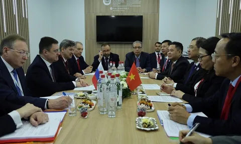 Phó Thủ tướng Thường trực Phạm Gia Túc làm việc với Phó Thủ tướng Nga Alexander Novak
