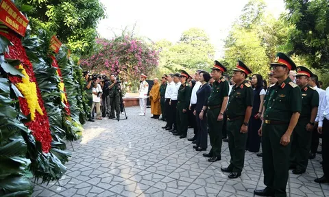 Phó Thủ tướng Phạm Thị Thanh Trà dâng hương tưởng niệm các anh hùng liệt sĩ tại Công viên Lê Thị Riêng