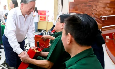 Tặng quà cho người có công với cách mạng nhân dịp kỷ niệm 79 năm ngày Thương binh - Liệt sỹ