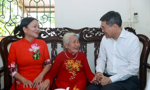Thủ tướng dâng hương tưởng niệm các Anh hùng liệt sĩ và tặng quà gia đình có công với cách mạng tại Lào Cai