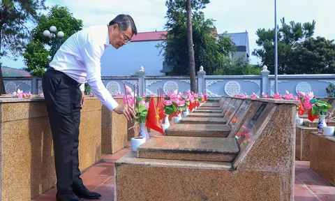 Thủ tướng Lê Minh Hưng dâng hương tưởng niệm các Anh hùng liệt sĩ và tặng quà người có công tại Lạng Sơn