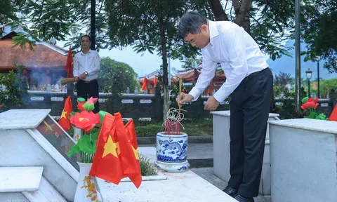 Thủ tướng Lê Minh Hưng dâng hương tại Nghĩa trang liệt sĩ quốc gia Vị Xuyên