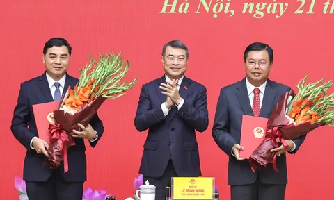 Thủ tướng trao quyết định giao Quyền Bộ trưởng Bộ Nội vụ và bổ nhiệm Thứ trưởng Thường trực Bộ Dân tộc và Tôn giáo