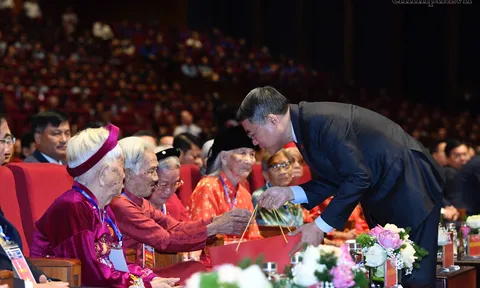 Thủ tướng Lê Minh Hưng: Sự hy sinh của các thế hệ cha anh sẽ mãi mãi được khắc ghi trong lòng dân tộc