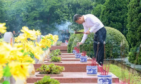 Thủ tướng Lê Minh Hưng tưởng niệm Chủ tịch Hồ Chí Minh, Đại tướng Võ Nguyên Giáp và các Anh hùng liệt sĩ tại Điện Biên Phủ
