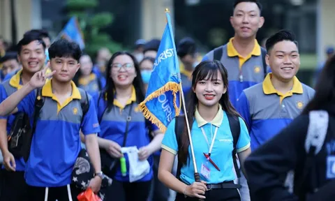 Hướng dẫn viên du lịch quốc tế phải đáp ứng yêu cầu văn bằng ngoại ngữ như thế nào?