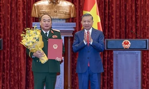 Tổng Bí thư, Chủ tịch nước Tô Lâm trao quyết định thăng quân hàm Thượng tướng đối với đồng chí Lê Quang Đạo