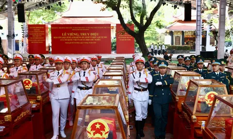 "Khúc tri ân" ở Công viên Lê Thị Riêng trước giờ an táng 731 hài cốt liệt sĩ