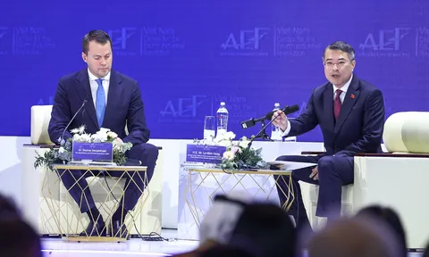 Thủ tướng Lê Minh Hưng đối thoại với Giám đốc điều hành WEF, chủ đề: Định vị Việt Nam trong tương lai toàn cầu