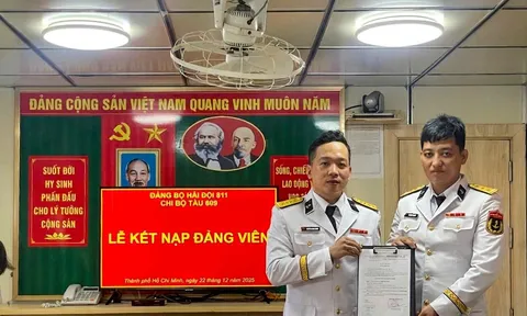 Thiêng liêng Lễ kết nạp Đảng viên mới giữa trùng khơi